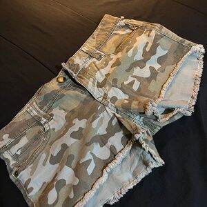 LEI Camouflage Frayed Hem Women's Cargo Shorts